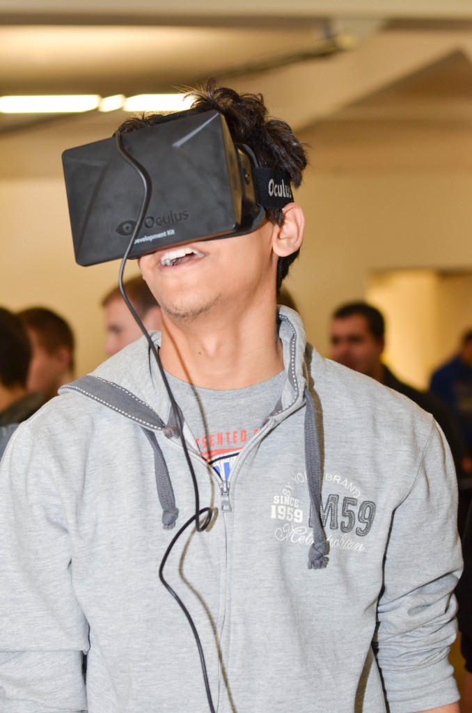 Yo!Tech 2014. Spannender als die Wirklichkeit - ein Schüler mit einer Simulationsbrille.