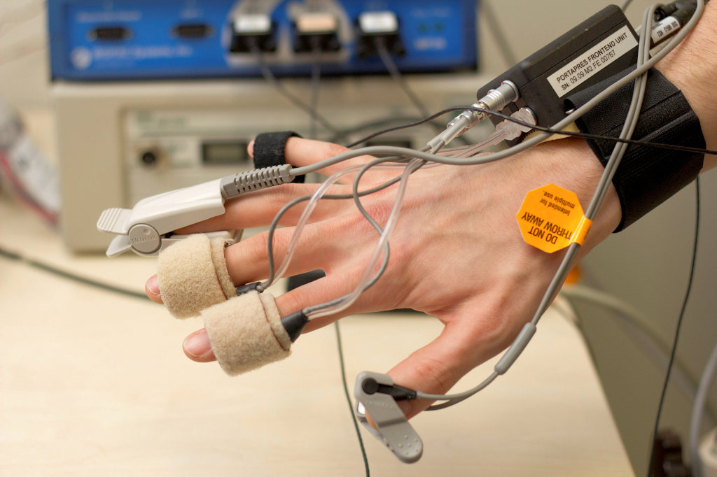 Multiparametrisches Monitoring an den fünf Fingern einer Hand. Relevante physiologische Parameter wie Blutdruck, Sauerstoffsättigung und Pulswelle werden dabei nichtinvasiv und kontinuierlich abgeleitet. © TU Wien