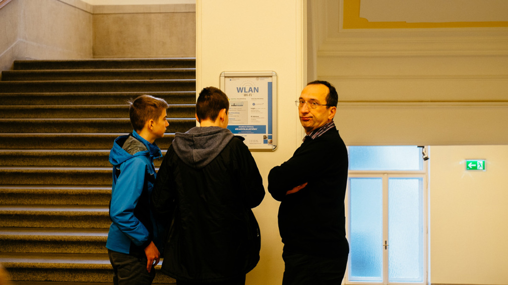 Besucher der Matinee im 3. Stock des Hauptstiegenhauses Strudlhofgasse 4. Nach links geht es zum Eingang des Christian-Doppler-Hörsaals.