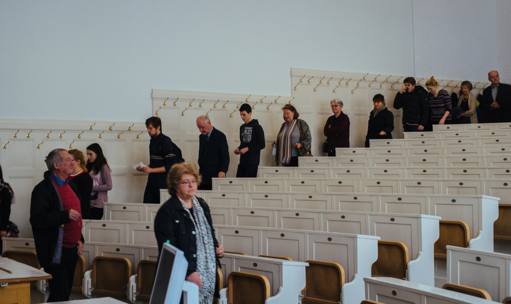 Zum Ausstellungsraum geht es durch den Christian-Doppler-Hörsaal. Dieser Hörsaal sieht weitgehend noch so aus wie im Jahr 1913, als der Neubau dieses Hauses eröffnet wurde. Die Renovierung im historischen Stil erfolgte um das Jahr 2000. 