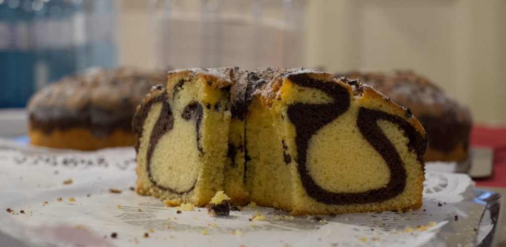 Das Kuchenbuffet lädt zum Zugreifen ein.