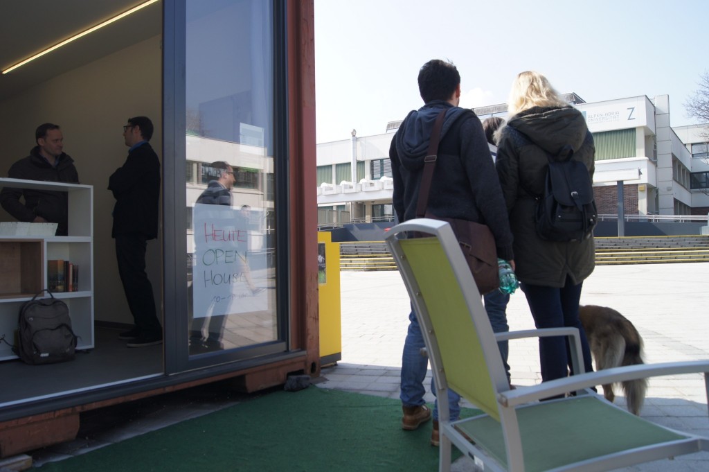 In Klagenfurt jedenfalls ein beliebter Treffpunkt. Die soziale Komponente des Living Containers ist Marcel Mild auch wichtig: "Hier lebe ich in einer Gemeinschaft, und doch nicht alleine. Wenn ich hinausgehe, habe ich Nachbarn, die offen sind. Wer in den Containern lebt, kann keiner sein, der sich in seinem Haus versteckt, sondern ist ein offener Mensch. Da versuchen wir – gemeinsam mit der Uni – ein nachhaltiges Konzept dafür zu entwickeln. Solche Projekte gibt es ja bereits, aber meist sind sie nicht nachhaltig, da es an einem Wohnkoordinator fehlt, der darauf schaut, wer hier wie wohnt. Die Bewohner müssen bewusst ausgewählt werden. Wir versuchen daher auch, klein zu beginnen: Zum Beispiel mit 10 Wohnungen, wo 2 beeinträchtigte Menschen im Erdgeschoß wohnen, 3 ältere Leute und 5 Studierende, Pendler, Berufstätige."