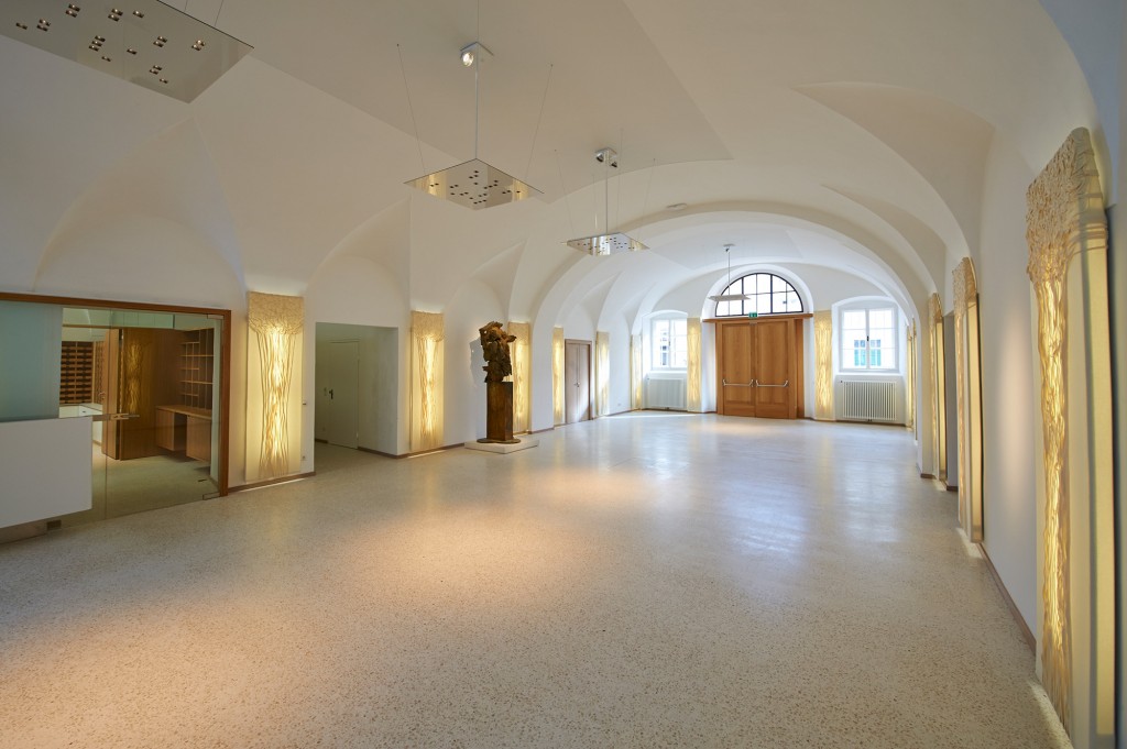 Das neugestaltete Foyer des erzbischöflichen Palais in Salzburg, 2014. Das Werk von Idams Kollegen Christof Hillebrand aus Strobl am Wolfgangsee. Der gelernter Zimmermann ist als planender Baumeister in Salzburg tätig und legt besonderen Wert auf den persönlichen Kontakt zu einem Kreis hochqualifizierter Bauhandwerker. Detaillösungen werden oft im gemeinsam im Gespräch erarbeitet.