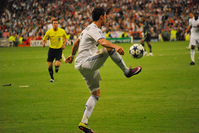 Christiano Ronaldo tanzt mit dem Ball. Foto: Jan S0L0, Flickr 