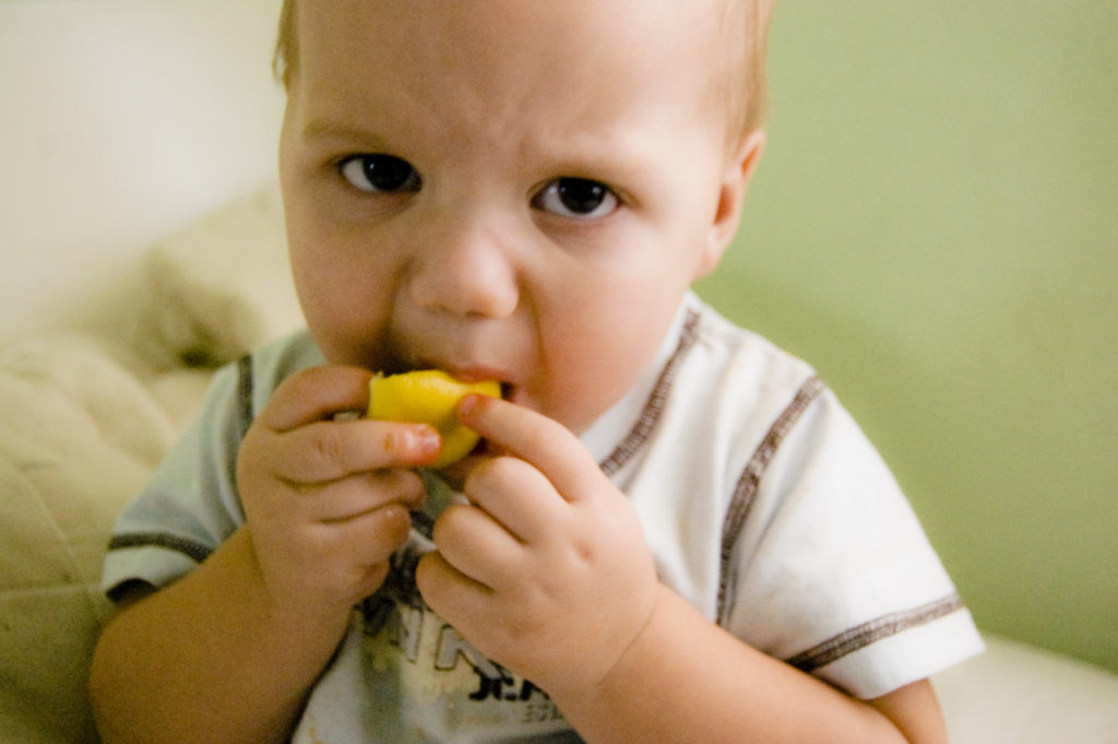 Zitronen lösen nicht nur bei Babys die Mikik des Ekels im Gesicht aus. Bild: Nadia Phaeneuf, Flickr. 