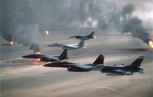 Kampfflugzeuge der U.S. Air Force patrouillieren zur Überwachung der No-fly-Zone über dem Irak nach dem ersten Golfkrieg von 1991, um die Einhaltung des Waffenstillstandes zu überwachen.