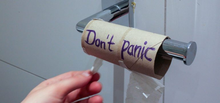 Leere Klopapierrolle mit der Aufschrift "Don't panic"