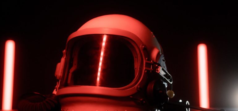 Ein Helm von einem Astronaut.