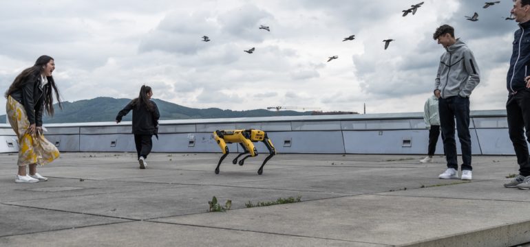 Roboterhund „Spot“ am Maindeck des Ars Eletronica Center in Linz