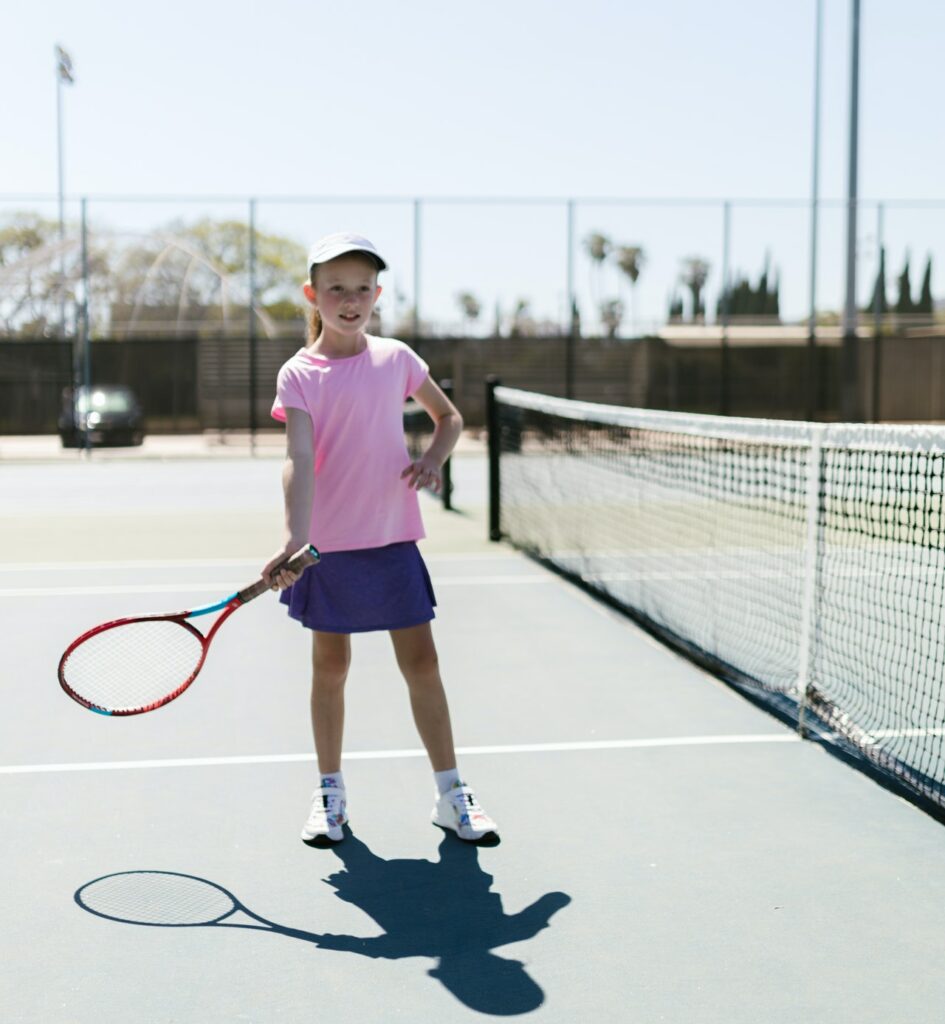 Mädchen am Tennis spielen