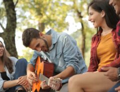 Gitarre spielen im Freien mit Freunden
