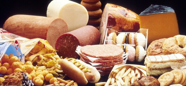 Bild mit fetten Speisen wie Wurst und Pommes