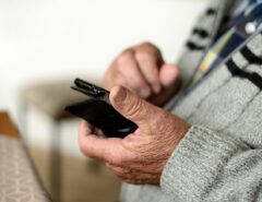 Ältere Person mit Smartphone