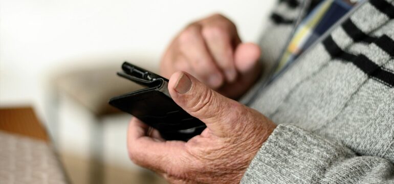 Ältere Person mit Smartphone