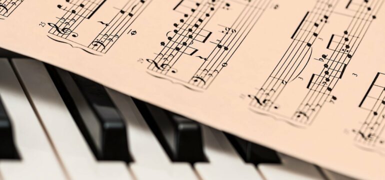 Noten auf einem Klavier