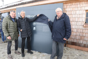 Rüdiger Voss, ehemaliger Vorsitzender der European Physical Society (EPS), enthüllt gemeinsam mit Rektor Tilmann Märk und Bürgermeister Georg Willi den EPS Historic Site Victor-Franz-Hess-Messstation am Hafelekar.