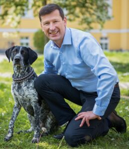 Verhaltensbiologe und Kognitionswissenschaftler Ludwig Huber mit Hund Mia