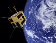 Ein Satellit im Weltall, im Hintergrund die Erde.
