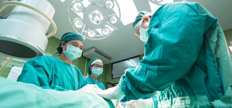 Ärzte und Ärztinnen bei einer Operation im OP-Saal.