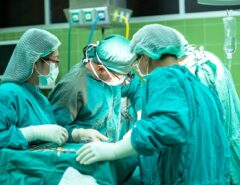 Mediziner*innen sind im OP-Saal bei einer Operation zu sehen.