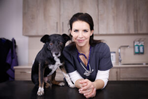 Tierärztin Elisabeth Baszler mit einem Hund