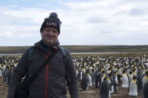 Verhaltensforscher Leonida Fusani vor einer Gruppe Pinguine