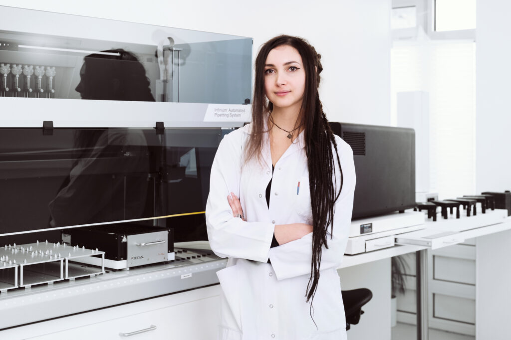 Die Molekularmedizinerin Chiara Herzog an ihrem Arbeitsplatz.