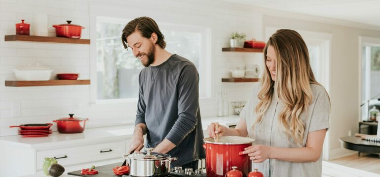 Ein Mann und eine Frau kochen gemeinsam.