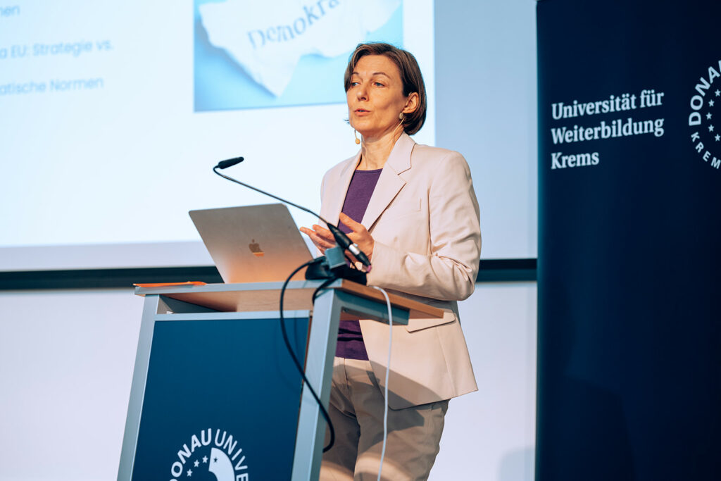 Politikwissenschafterin Karin Bischof bei ihrer Antrittsvorlesung.