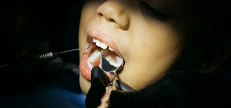 Eine Frau während einer zahnärztlichen Behandlung.