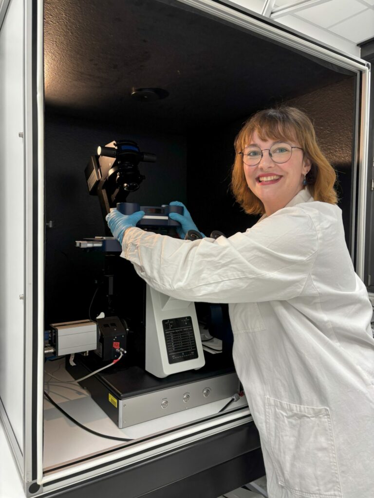 Physikerin Laura Wolfthaler bei der Arbeit.