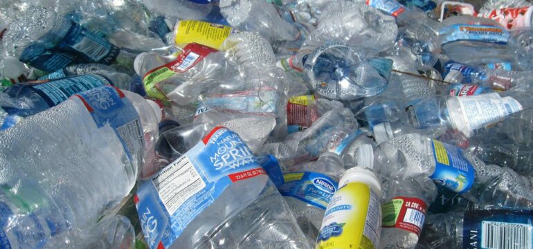 Verschiedene Plastikflaschen liegen auf einem Haufen.