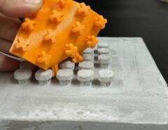 Das Klettelement verhakt sich im Bauteil.