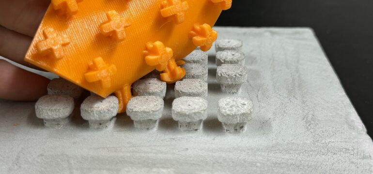 Das Klettelement verhakt sich im Bauteil.