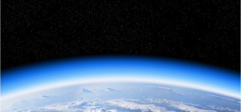 Die Ozon-Schicht in der Erdatmosphäre absorbiert einen großen Teil der UV-Strahlung der Sonne.