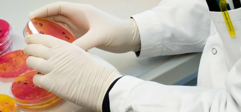 Eine Person mit Laborproben.