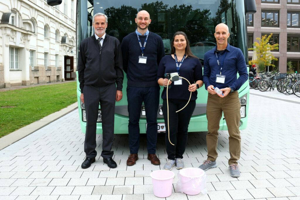 V.l.: Rudi Spiegel (Buslenker Postbus AG), Diedo Gross (Nachhaltigkeitsbeauftragter der Postbus AG) Marjana Ljubisavljevic (Uni Innsbruck, IBM-Projektkoordinatorin) und Michael Traugott (Uni Innsbruck, IBM-Projektleiter) bei der Ergebnispräsentation.