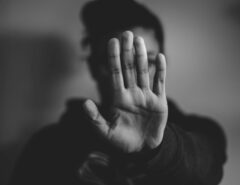 Eine Frau zeigt ihre ausgestreckte Handfläche nach vorne.