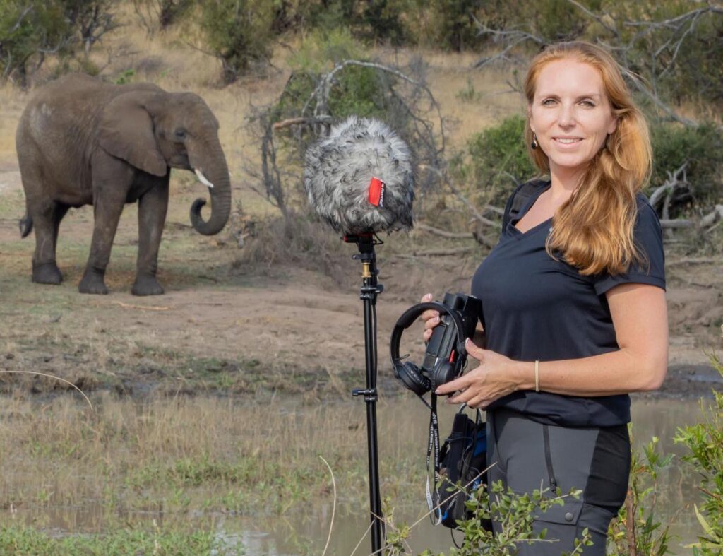 Zoologin Angela Stöger-Horwarth und ein Elefant.