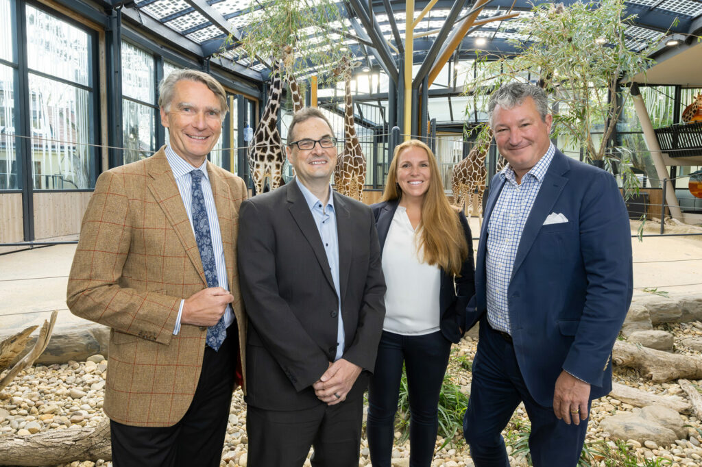 v.l.n.r.: Rektor Sebastian Schütze, Karl-Heinz Wagner, Dekan der Fakultät für Lebenswissenschaften, Zoologin und Professorin Angela Stöger-Horwath und Tiergartendirektor Stephan Hering-Hagenbeck.