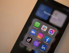 Ein Smartphone mit verschiedenen Social Media-Apps.