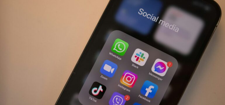 Ein Smartphone mit verschiedenen Social Media-Apps.
