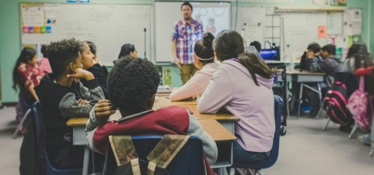 Eine Schulklasse beim Unterricht.