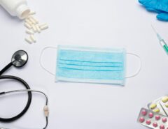 Eine Maske, eine Spritze, Handschuhe, Tabletten und ein Stethoskop.
